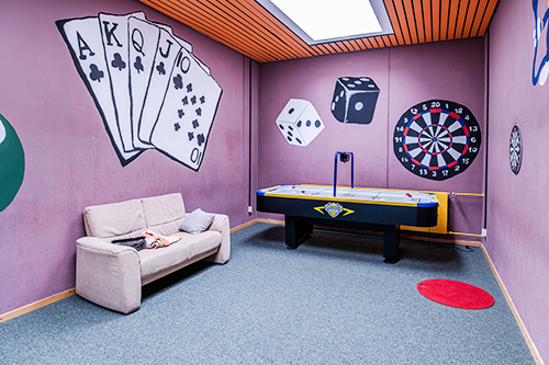 Foto: OGS Lichtenfels: Spielraum mit Sofa und Airhockey-Tisch