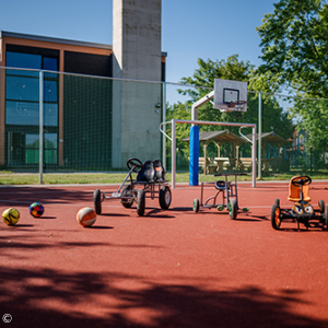 Foto: Ebensfeld: Fußball- und Basketballplatz mit Kettcars und Bällen