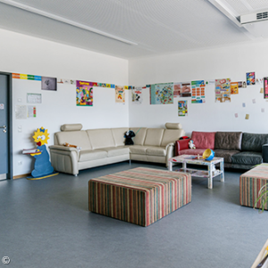 Foto: JaS Michelau Mittelschule: JaS-Raum mit Sofas und Tisch