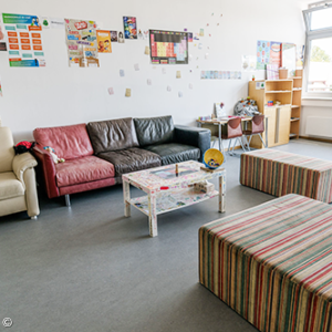 Foto: JaS Michelau Mittelschule: JaS-Raum mit Sofas und Tisch