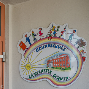 Schney: Eingang des Kinderhorts Regenbogen mit Logo